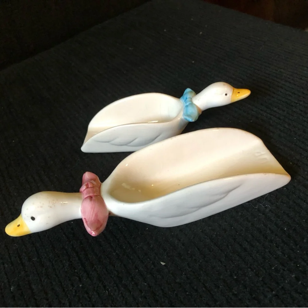 11025 Ceramic Country Goose Nesting Geese Measuring Cups (1 Cup & 1/4 Cup)